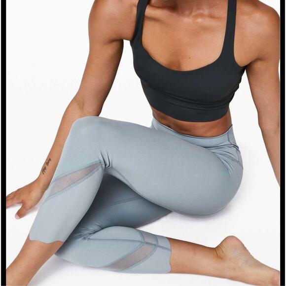 Lululemon Wunder Under High-Rise 23” Scalloped, Chambray Luxtreme, EUC, Size 8 - Picture 2 of 9